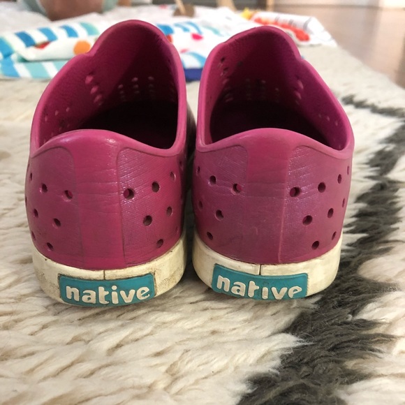 Girls pink Native shoes size 2 - Picture 2 of 2